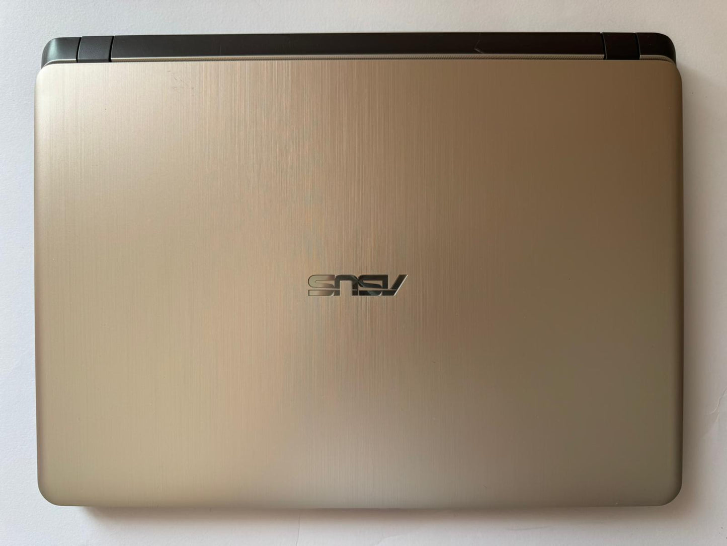 Notebook Asus Vivobook 15.6" | i3 7020u | 8GB | SSD 250GB | W11 - Grado A